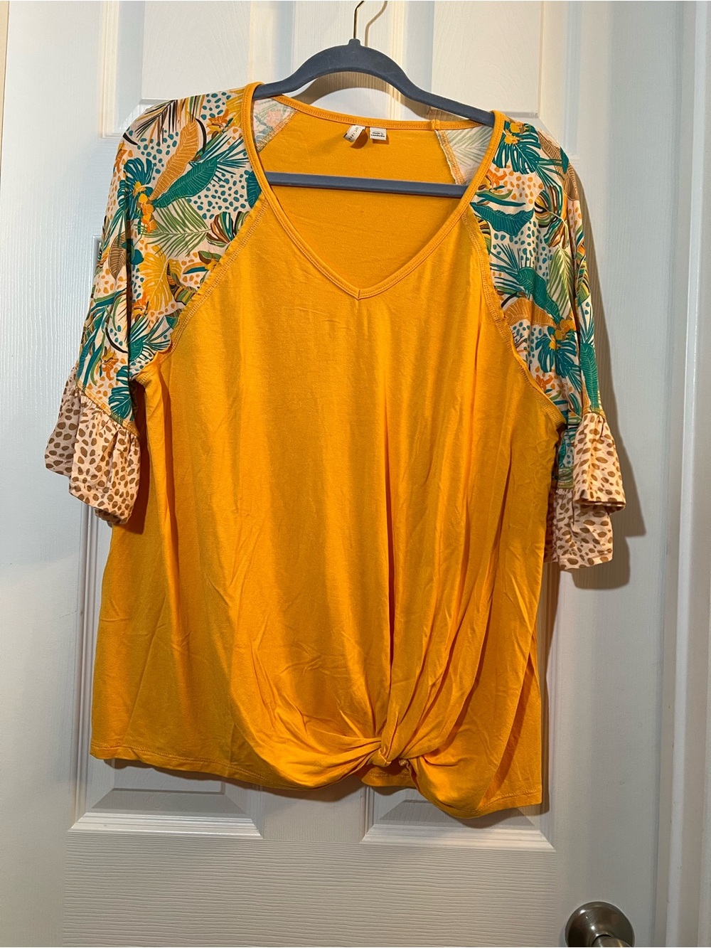 🦋 Cato Mustard V-Neck Short Sleeve Top with Tropical Print Sleeves size large
